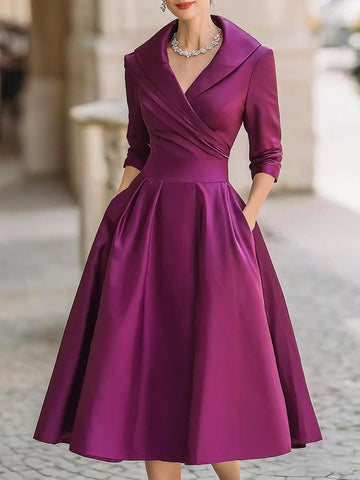 Sukienka damska rozkloszowana midi w kolorze fioletowym – z kołnierzem szalowym
