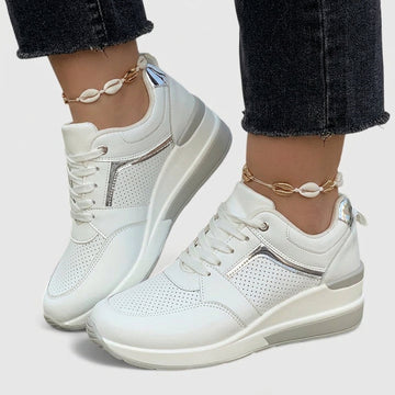 Sneakersy damskie na koturnie w kolorze białym – z ortopedyczną wkładką