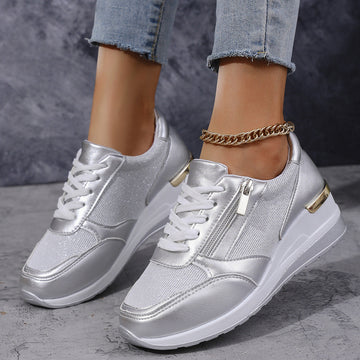 Sneakersy damskie metaliczne w kolorze srebrnym – na koturnie z zamkiem