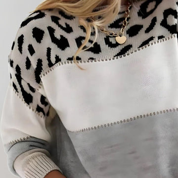 Sweter damski colorblock z miękkiej dzianiny w panterkę – zdjęcie 2