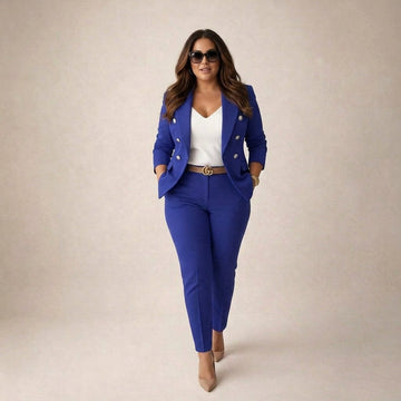 Garnitur damski plus size w kolorze niebieskim – z dwurzędową marynarką