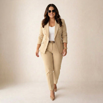 Garnitur damski plus size w kolorze beżowym – z dwurzędową marynarką