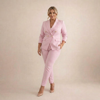 Garnitur damski plus size w kolorze różowym – z dwurzędową marynarką