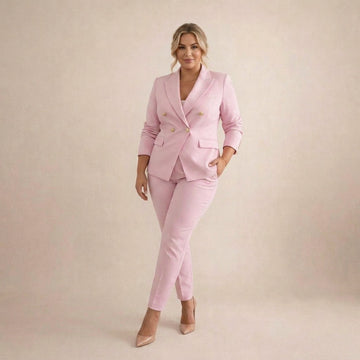 Garnitur damski plus size w kolorze różowym – z dwurzędową marynarką