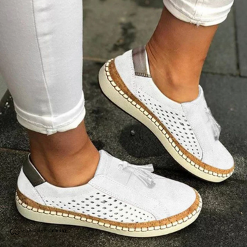Buty damskie ażurowe wsuwane w kolorze białym – ortopedyczne, z frędzelkiem