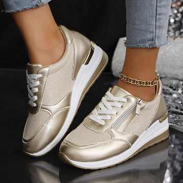 Sneakersy damskie metaliczne w kolorze złotym – na koturnie z zamkiem