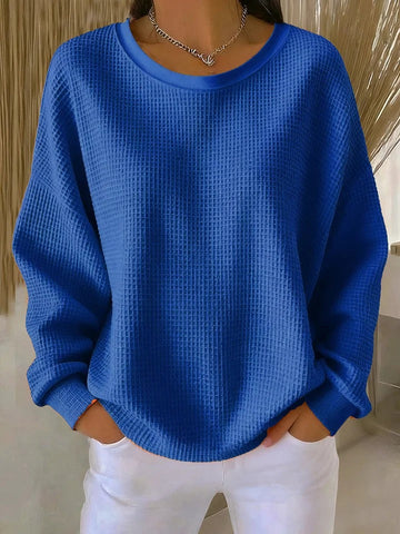Sweter damski waflowy oversize w kolorze kobaltowym – z okrągłym dekoltem