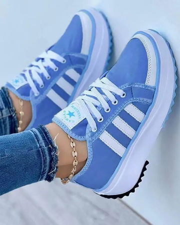 Sneakersy damskie płócienne w kolorze niebieskim – na platformie, ze sznurowaniem