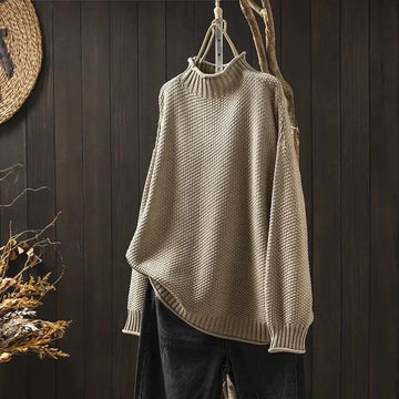 Sweter damski z golfem w kolorze beżowym – oversize, o strukturalnym splocie